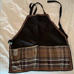Groom pocketed apron